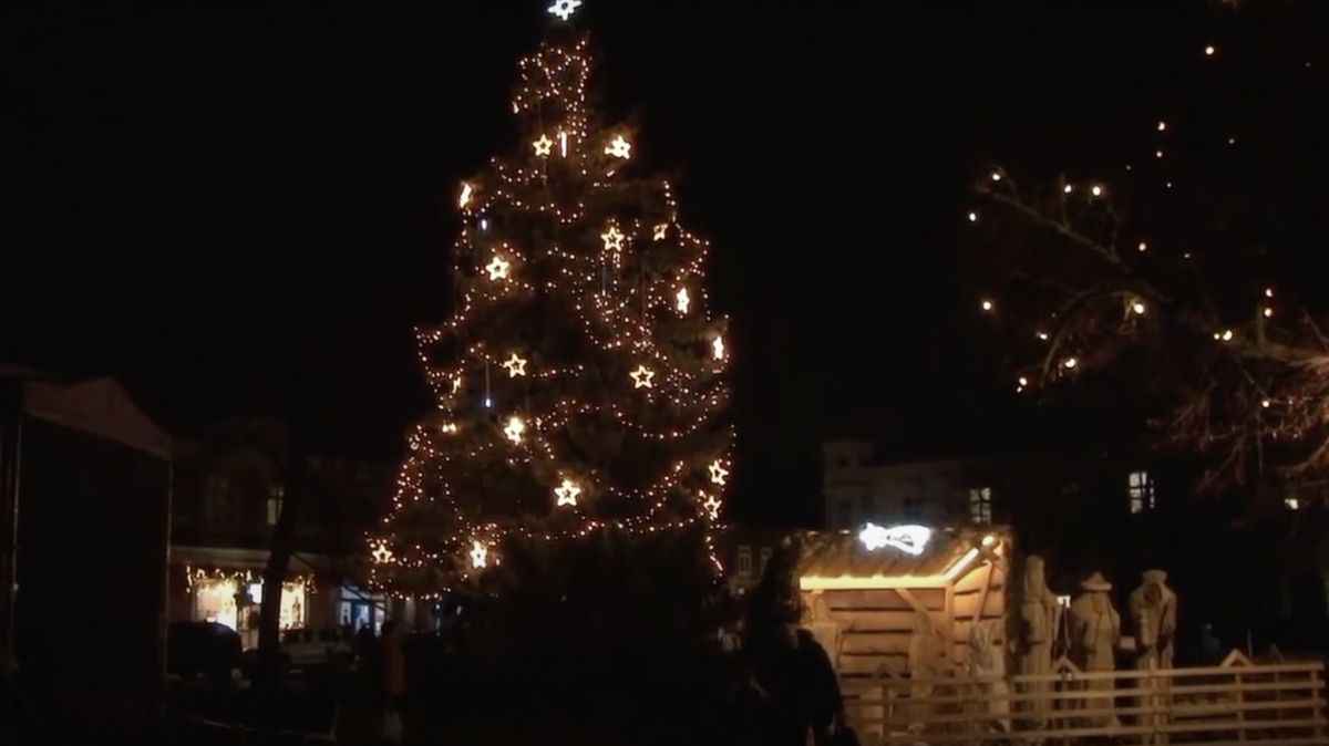 Na náměstí ve Slaném spadl vánoční strom